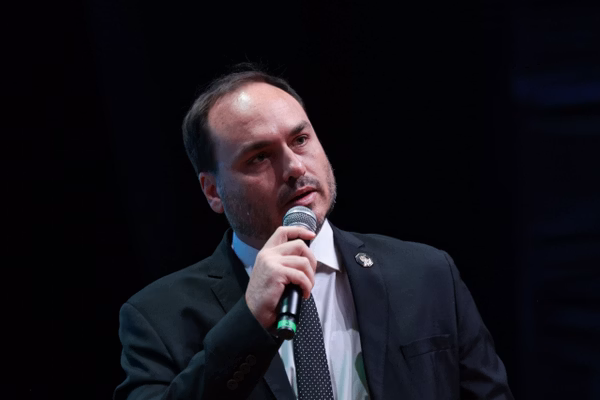 Ala bolsonarista em SC diz que Carlos coloca em risco vaga no Senado