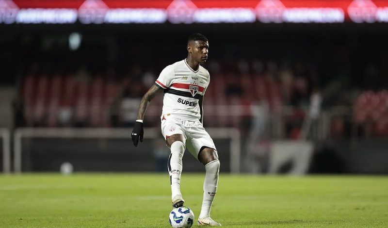 Em meio a um primeiro semestre conturbado, Arboleda segue como pilar defensivo do São Paulo