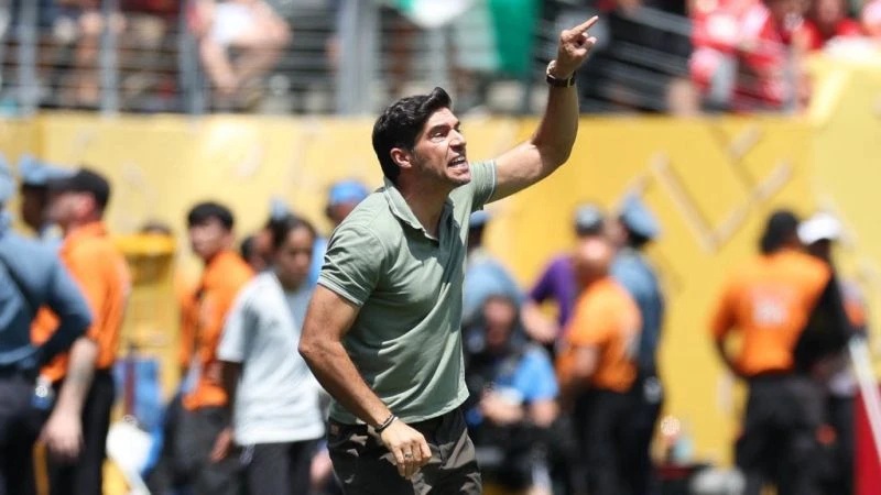 Abel comenta calor, paralisação e pede paciência com Flaco: “Ele é espetacular, mas é distraído”