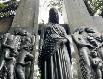 Cemitério São Paulo sedia visita mediada por obras de arte e esculturas