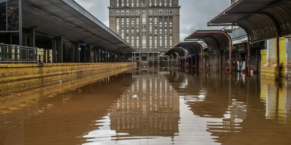 Especialistas alertam para risco de doenças após enchentes no RS