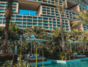Resort no Oriente Médio tem 90 piscinas e tratamento facial com ouro 24 quilates