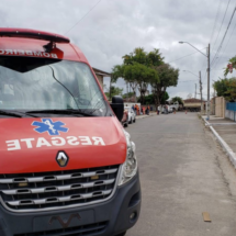 Homem pula em córrego para fugir de linchamento