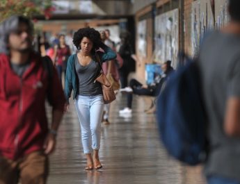 Mais da metade dos graduandos já abdicaram de estudos para cuidar de f