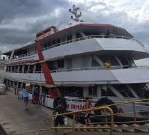 VÍDEO: Barco perde controle e colide com árvore no Rio Solimões, no AM