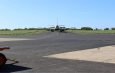 Avião da Azul atola após asfalto ceder em Noronha