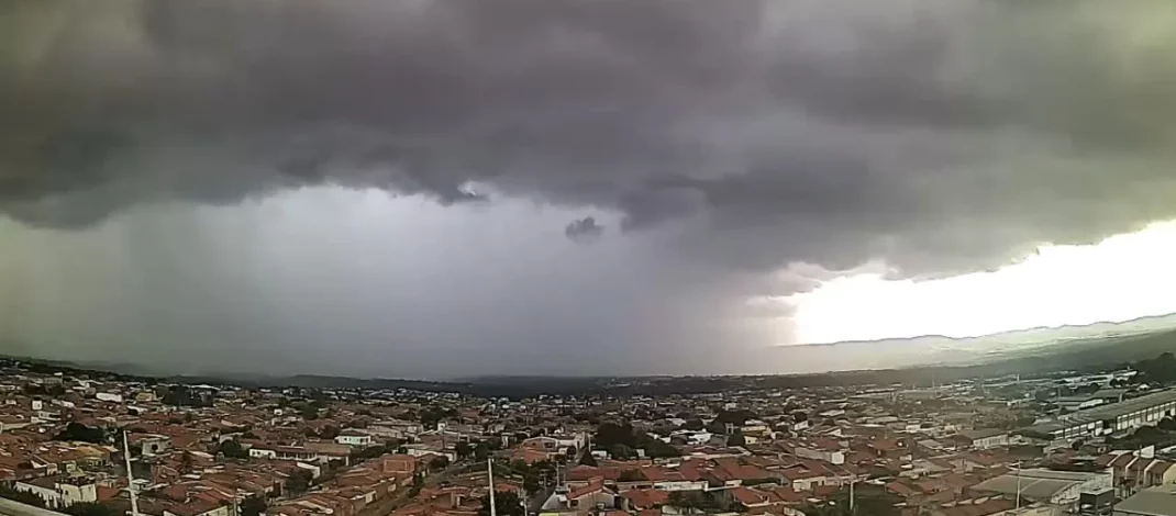 Ceará tem previsão de chuvas isoladas e ventos de até 50 km/h no fim de semana
