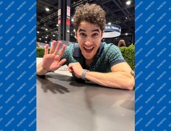 Darren Criss fala dos prêmios e de viagens