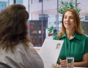 Veja as mais de 100 mil vagas abertas em cursos e programas afirmativos para mulheres esta semana