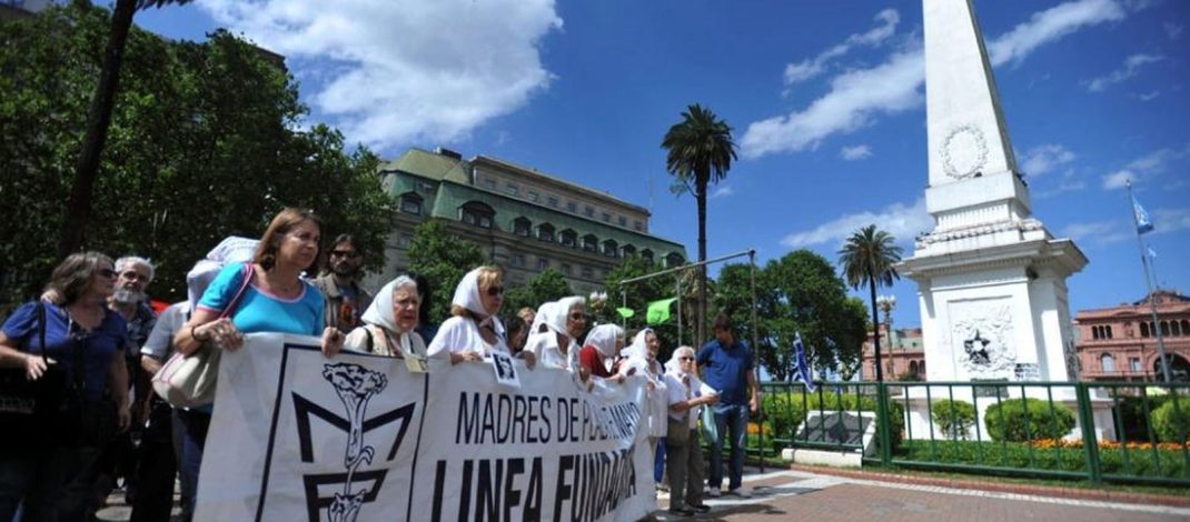 Avós da Praça de Maio encontram 140° neto sequestrado pela ditadura