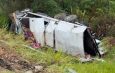 Caminhão com produtos de limpeza cai em ribanceira na Reta Tabajara
