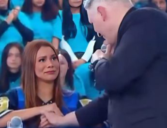 Lexa chora muito ao vivo no Domingo Legal com atitude de famoso