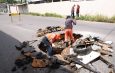 Lixo descartado de forma irregular causa cratera em rua no Nova Cidade
