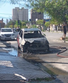 Motorista escapa de incêndio em carro após ser alertada por moradores no bairro Farias Brito, em Fortaleza