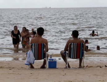 Outeiro atrai veranistas no início das férias com sol, praias e tradição familiar