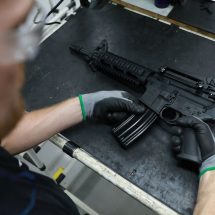 PM do Rio apreende fuzis e granadas em ação contra o crime organizado