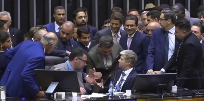 Motta envia pedidos contra 14 deputados para a corregedoria