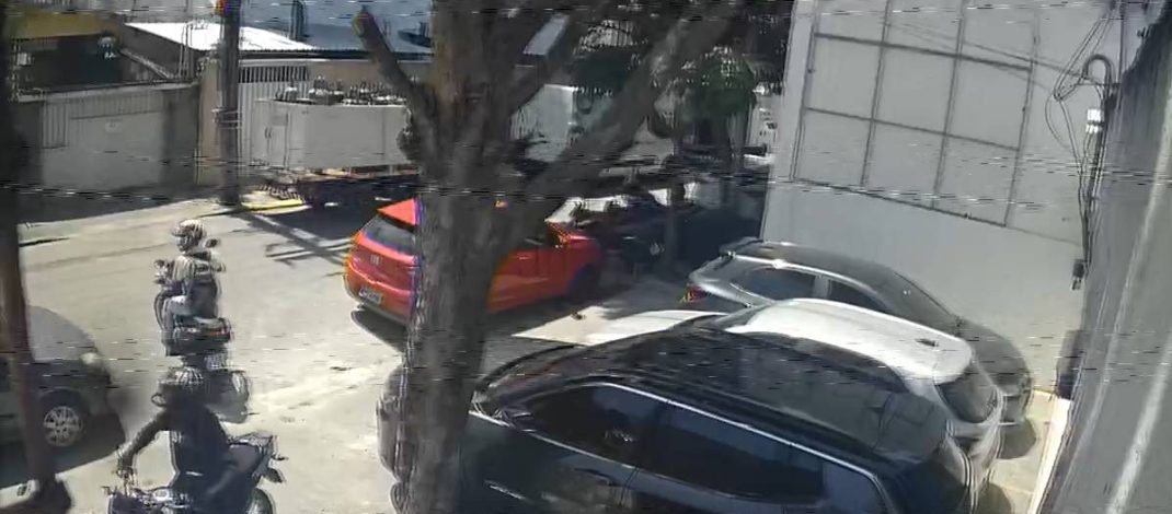 Câmera flagra furto de moto à luz do dia na Aldeota; moradores denunciam insegurança