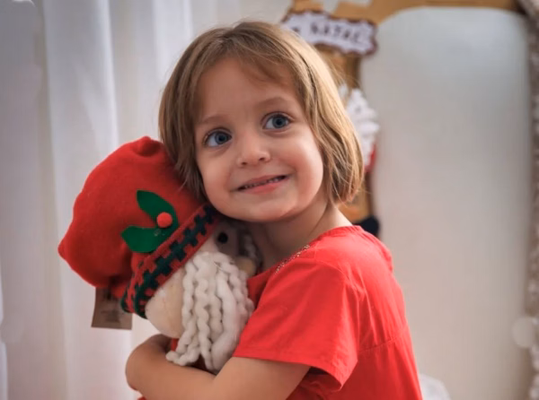 Menina de 4 anos morre após ser atingida por penteadeira em escola