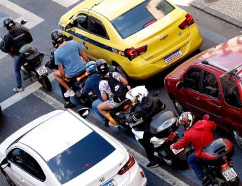 Mototáxi por aplicativos é tragédia anunciada, diz pesquisador do Ipea