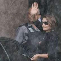 Michelle visita Bolsonaro na PF após violação da tornozeleira