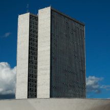 Câmara cancela passaporte diplomático de Eduardo Bolsonaro e Ramagem