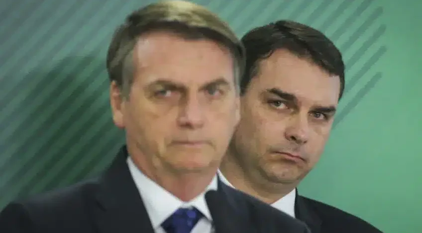 Flávio Bolsonaro ataca Lula por proibição de bets, mas seu pai ignorou por 4 anos decisão de Temer