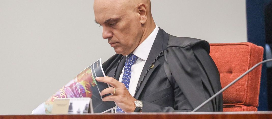 Moraes dá 24 horas para Bolsonaro explicar arma apreendida em blitz