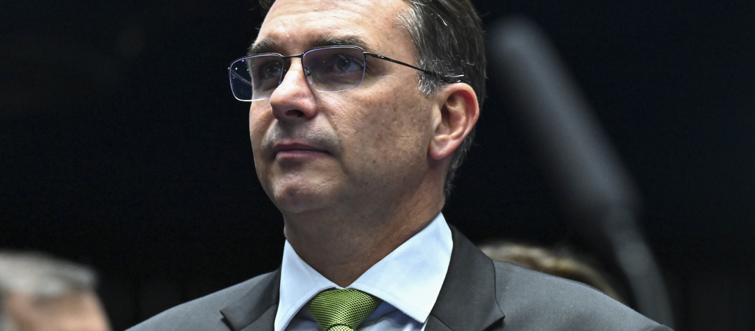 VÍDEO: Flávio Bolsonaro repete ofensiva golpista do pai e espalha mentira sobre urnas a diplomatas