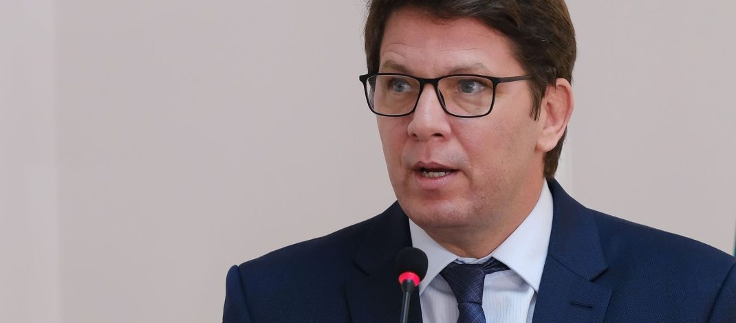 Dino aponta indícios de liderança de Mário Frias em desvio de emendas