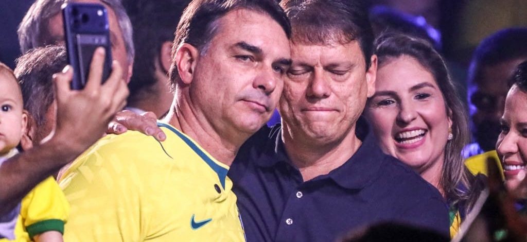 Ação na PGR vai pedir atuação “célere e contundente” de André Mendonça contra Flávio Bolsonaro no caso Master