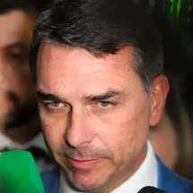 Flávio Bolsonaro promete cortes sociais “a todo custo”, mas desagrada mercado ao evitar assumir agenda impopular