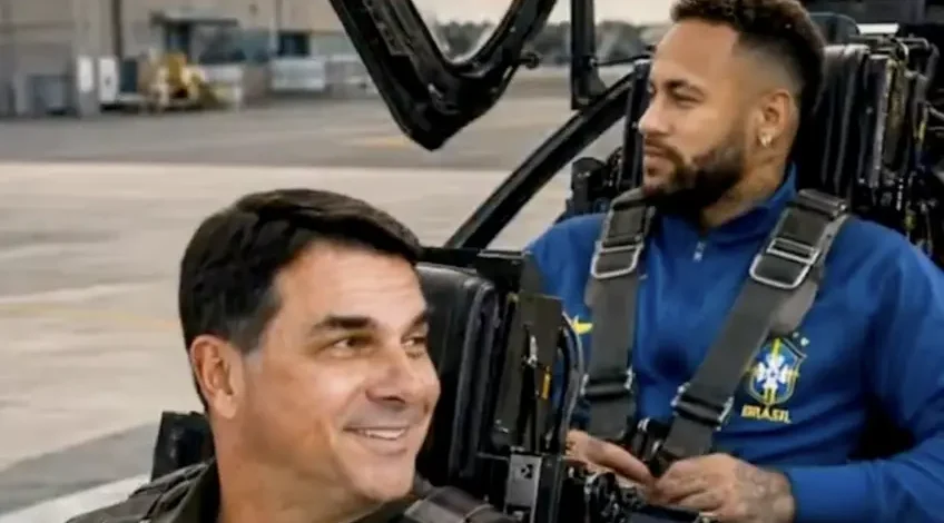 Flávio Bolsonaro bajula Neymar em vídeo de IA, mas comete erro grotesco na chuteira