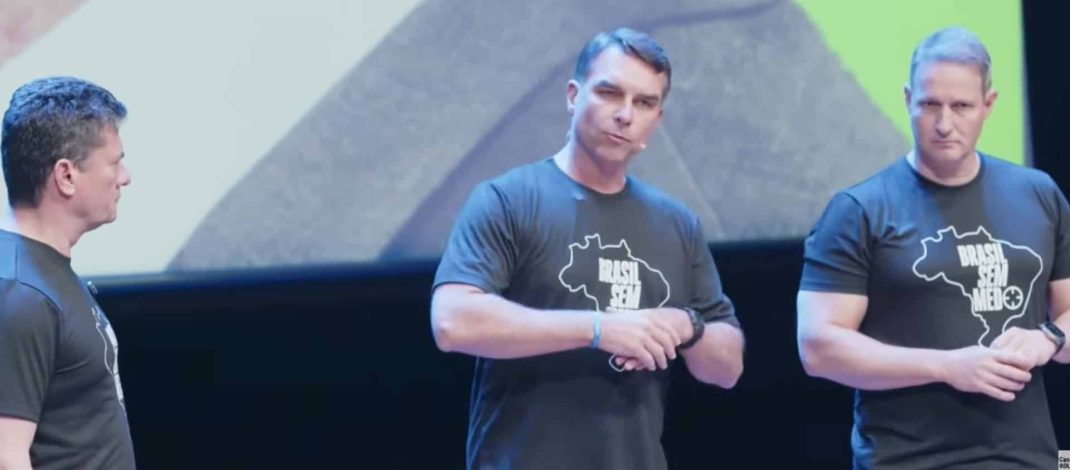 Flávio Bolsonaro fala em “alento” em operação contra Wagner e copia Bukele em plano de segurança