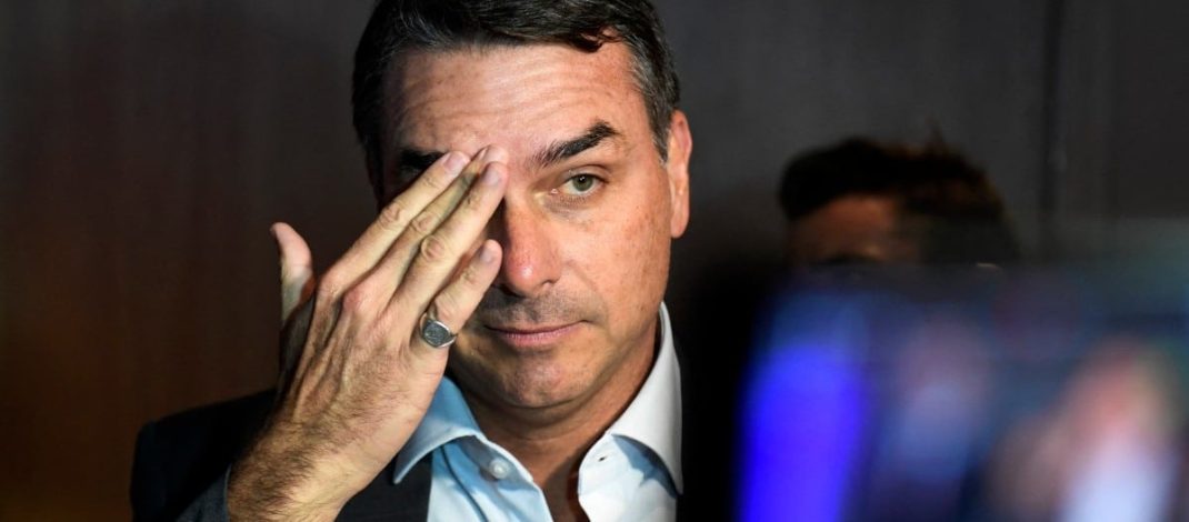 VÍDEO: Lindbergh aciona PF e pede quebra de sigilo do escritório de Flávio Bolsonaro
