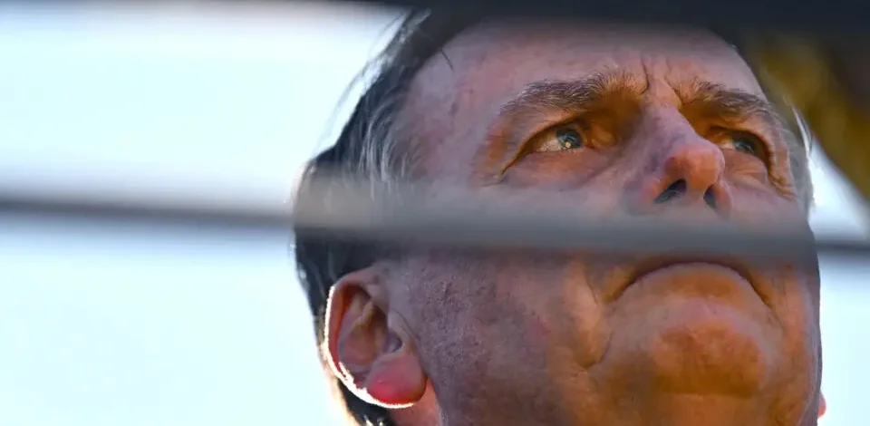 Direita rachada e crise entre Michelle e Flávio marcam fim da domiciliar de Bolsonaro