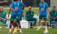 VÍDEO: Em ‘bobinho’ no treino, Neymar sente pisão e reação de dor viraliza