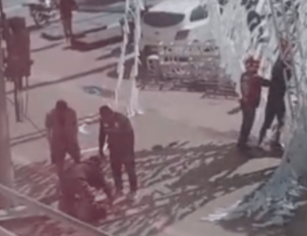 VÍDEO: homem morre após choque elétrico durante montagem de Rua da Copa no AM