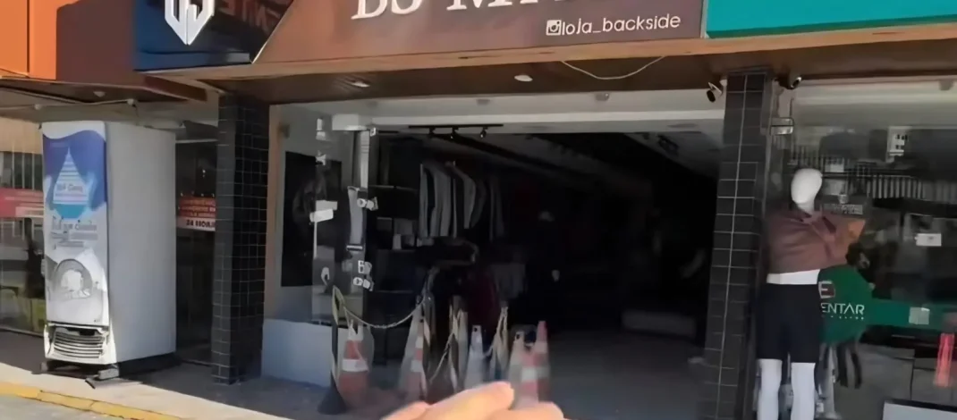 Loja de roupa fica destruída após ser atingida por carro em Mangabeiras