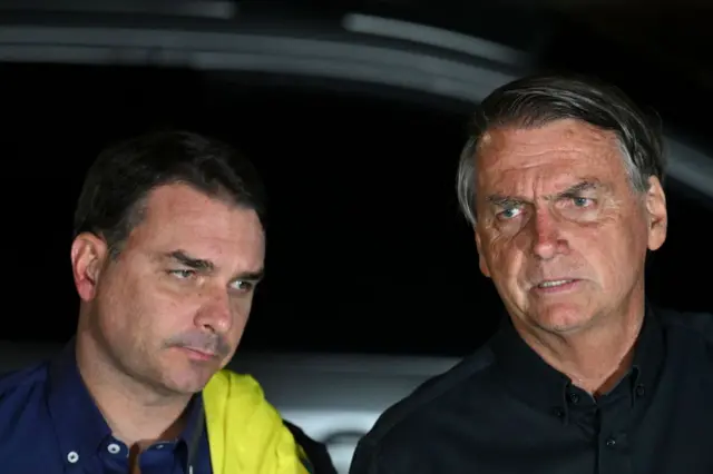 OAB pede contato entre Flávio e Jair Bolsonaro