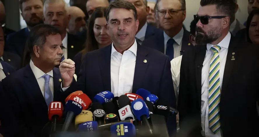Por que Flávio Bolsonaro ainda não prestou contas de “Dark Horse”