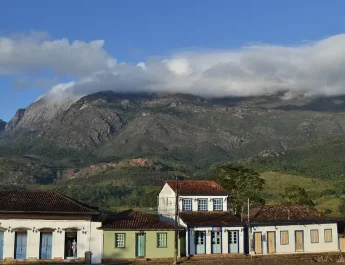A cidade histórica de Minas onde lobos-guarás aparecem todas as noites