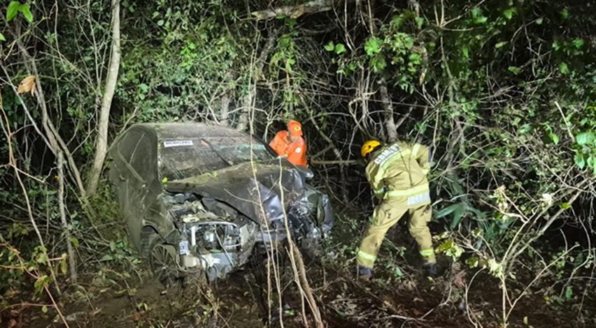 Mulher fica presa às ferragens em acidente e aciona bombeiros no Norte do Piauí