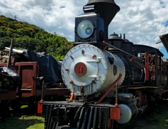 Como é viajar em uma maria-fumaça de 1884 no Paraná