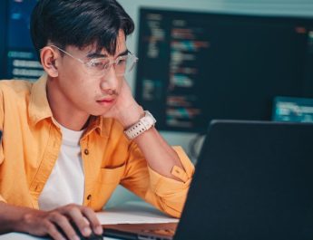 Dia do Programador: IA mantém porta aberta para juniores, mas eleva a régua