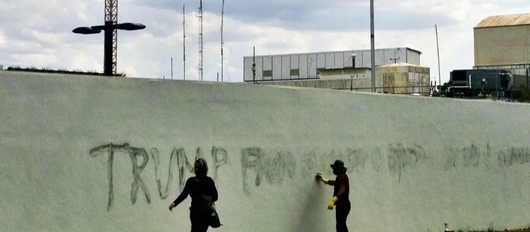 Embaixada dos EUA em Brasília é pichada outra vez em protesto contra Trump