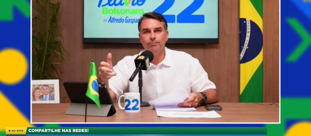 Flávio Bolsonaro anuncia recrutamento de fiscais e volta a atacar urnas eletrônicas