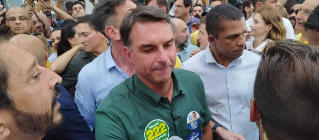 Flávio Bolsonaro é recebido com gritos de “é Lula no primeiro turno” no Mercadão de São Paulo