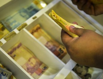 INPC tem variação negativa em agosto e soma 3,98% em 12 meses