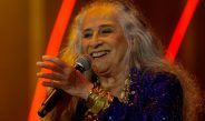 Maria Bethânia faz o “L” e declara voto em Lula